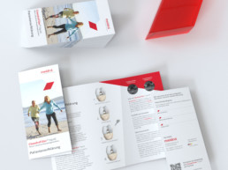 Darstellung mehrer Patientenaufklärungs-Flyer für das Produkt ChondroFiller liquid, aufeinandergestapelt und nebeneinander lieged