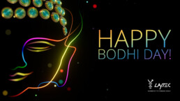 Raupe Designstudio 3D-Illlustration: Darstellung eines Buddah Gesichts, Laserstrahlen mit dem Text Happy Bodhi Day