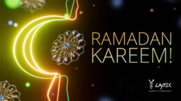 Raupe Designstudio 3D-Illlustration: Darstellung einer Mondsichel aus Laserstrahlen mit goldenen Mustern, mit dem Text Ramadan Kareem